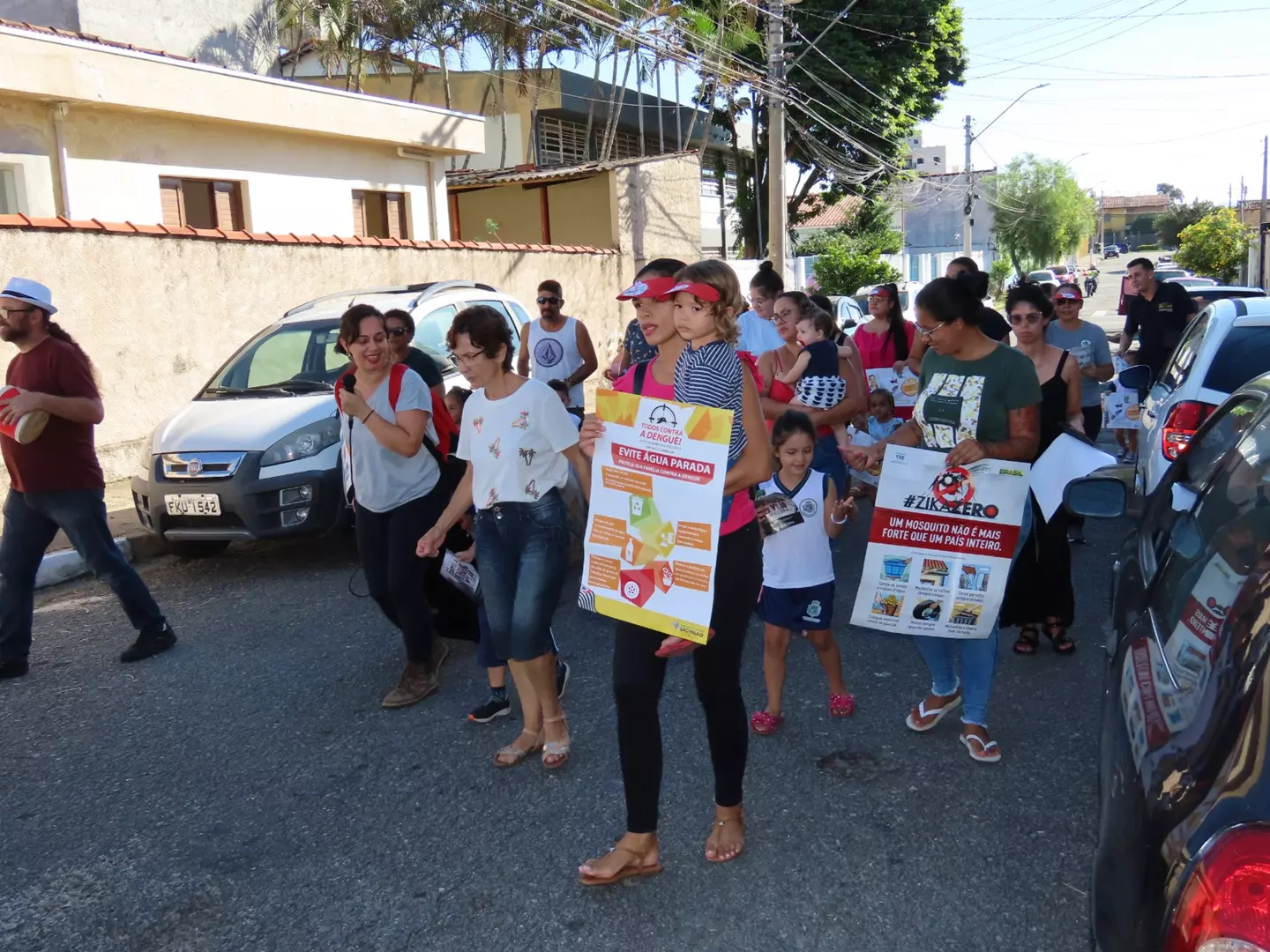 Alunos da CMEI Josefina Cembranelli participam de passeata contra dengue